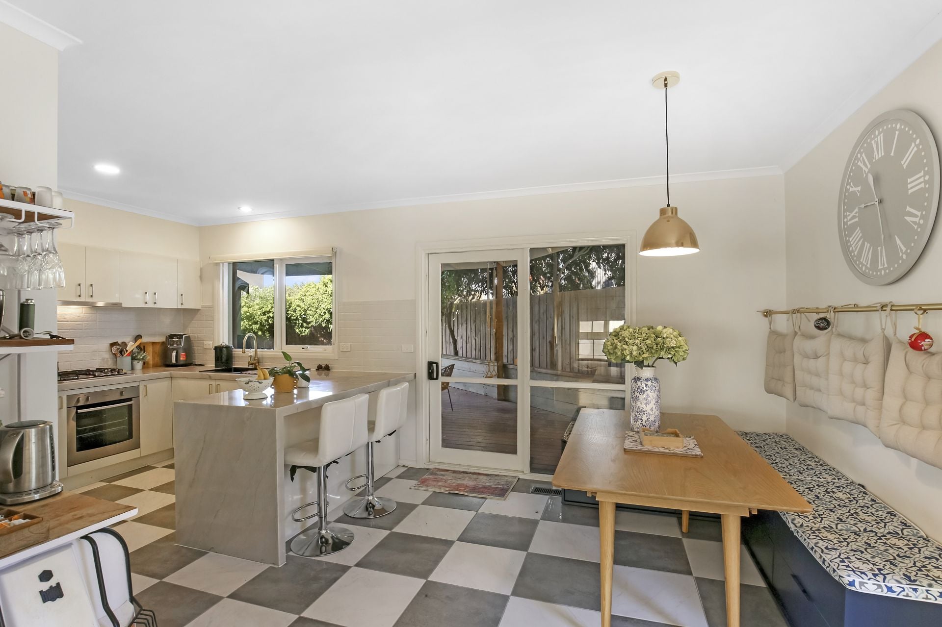 CONTEMPORARY LIVING IN A PRIME LOCATION!