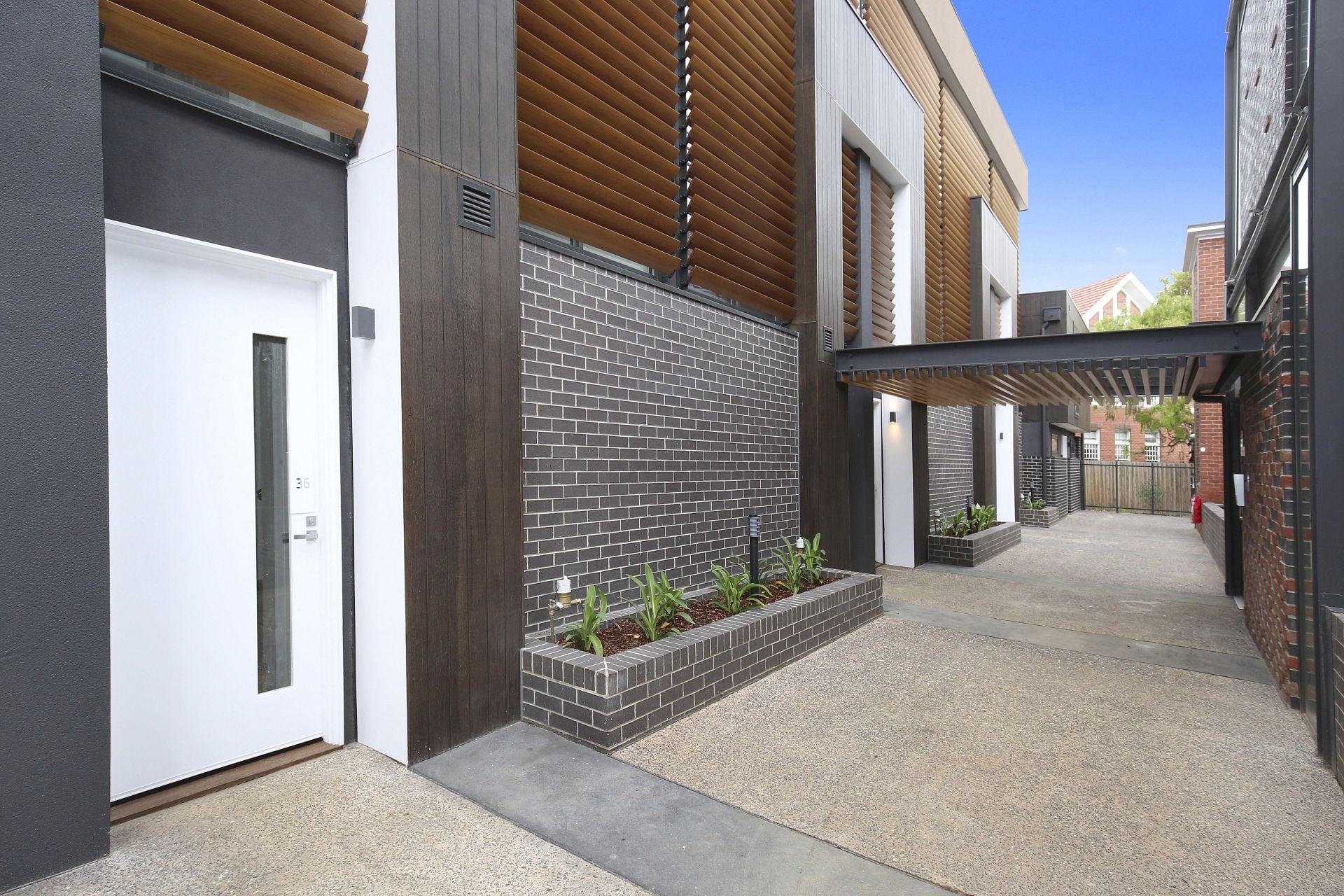 DESIGNER TOWNHOUSE!
