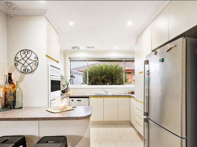 LOCATED IN CENTRAL THOMASTOWN-