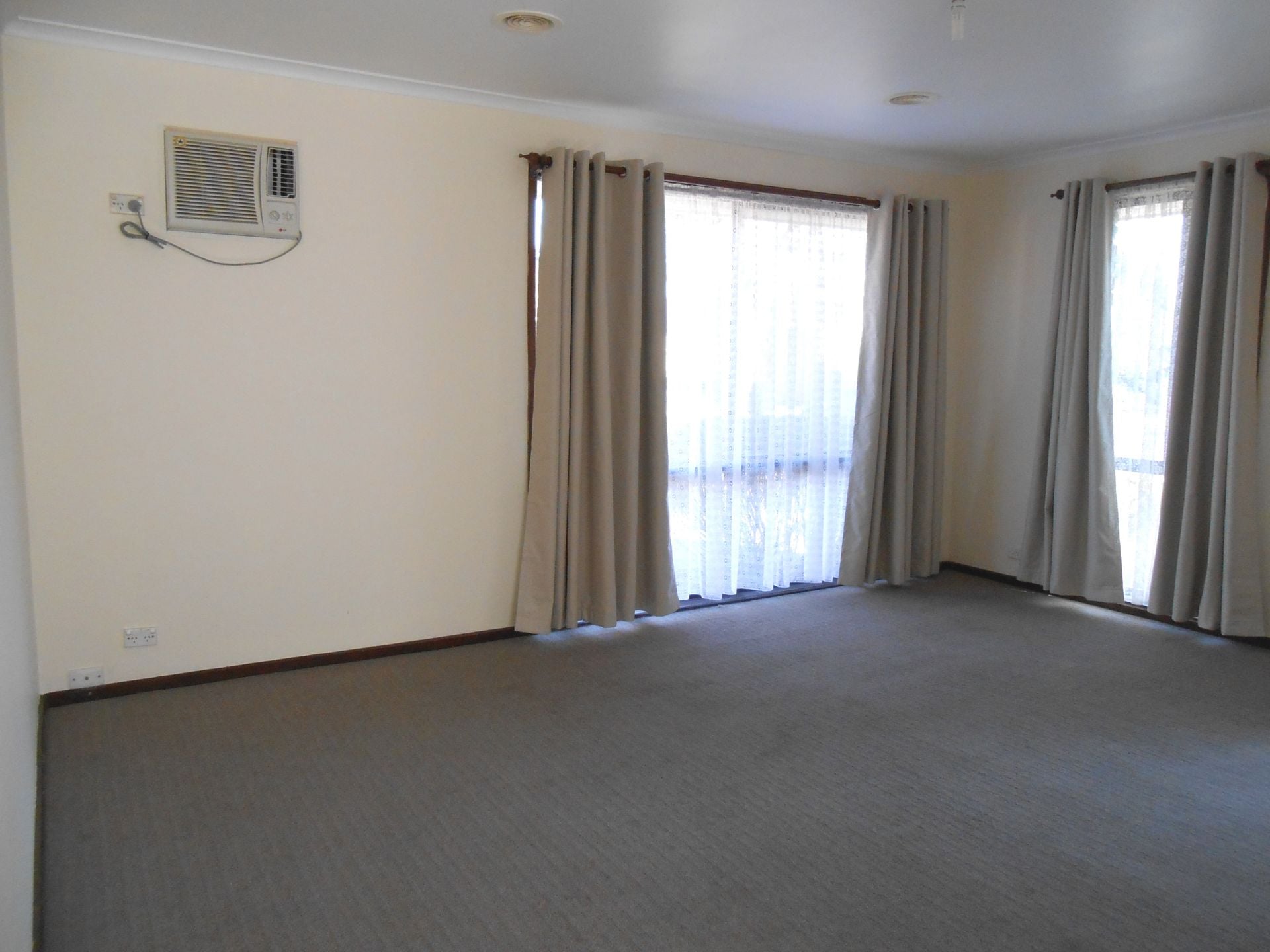 MAINTENANCE FREE! IMMACULATE UNIT IN QUIET COURT LOCATION   *Insp Tue 24th Apr @ 4:30pm*