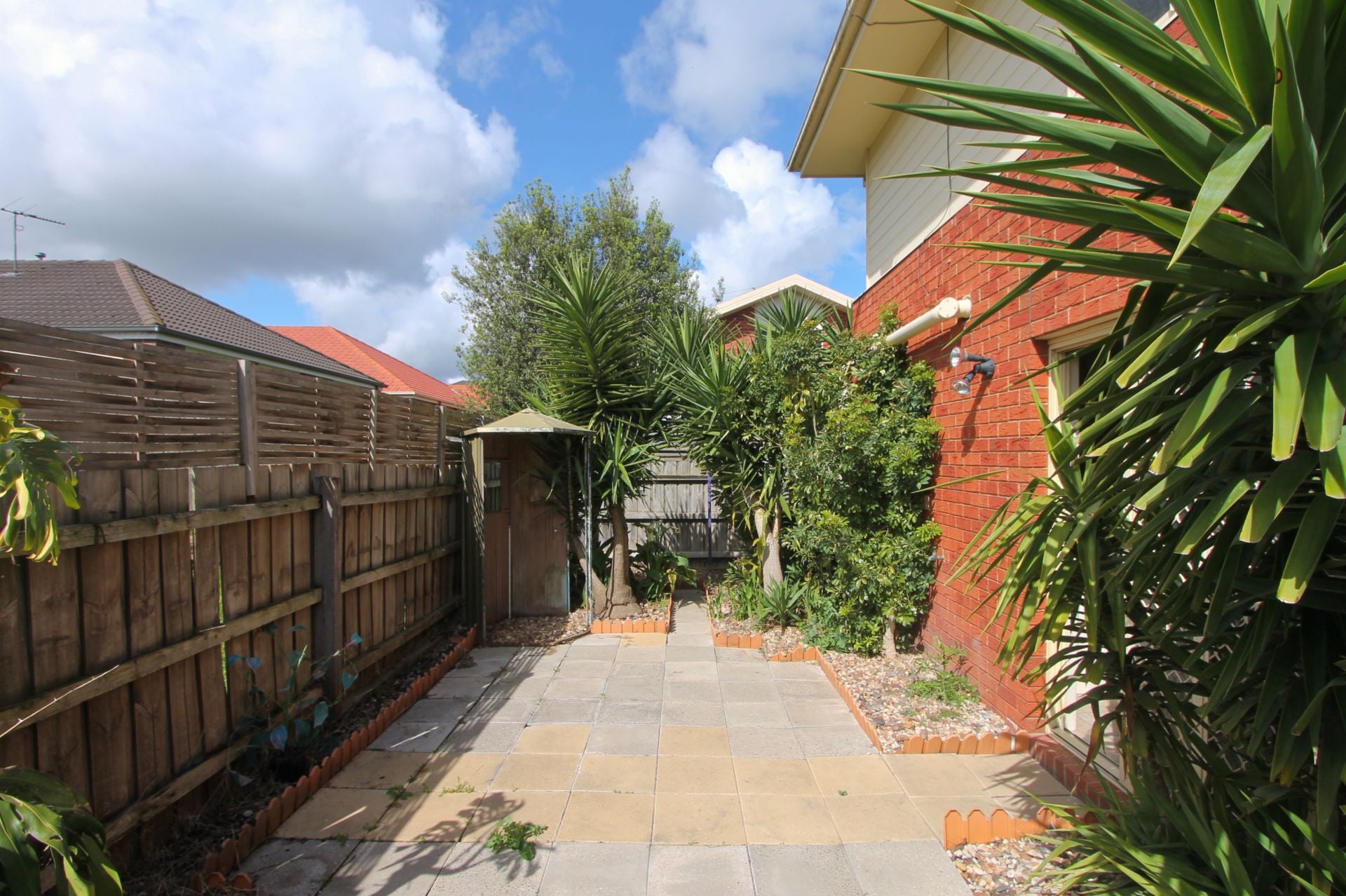 MODERN TOWNHOUSE AT THE RIGHT PRICE