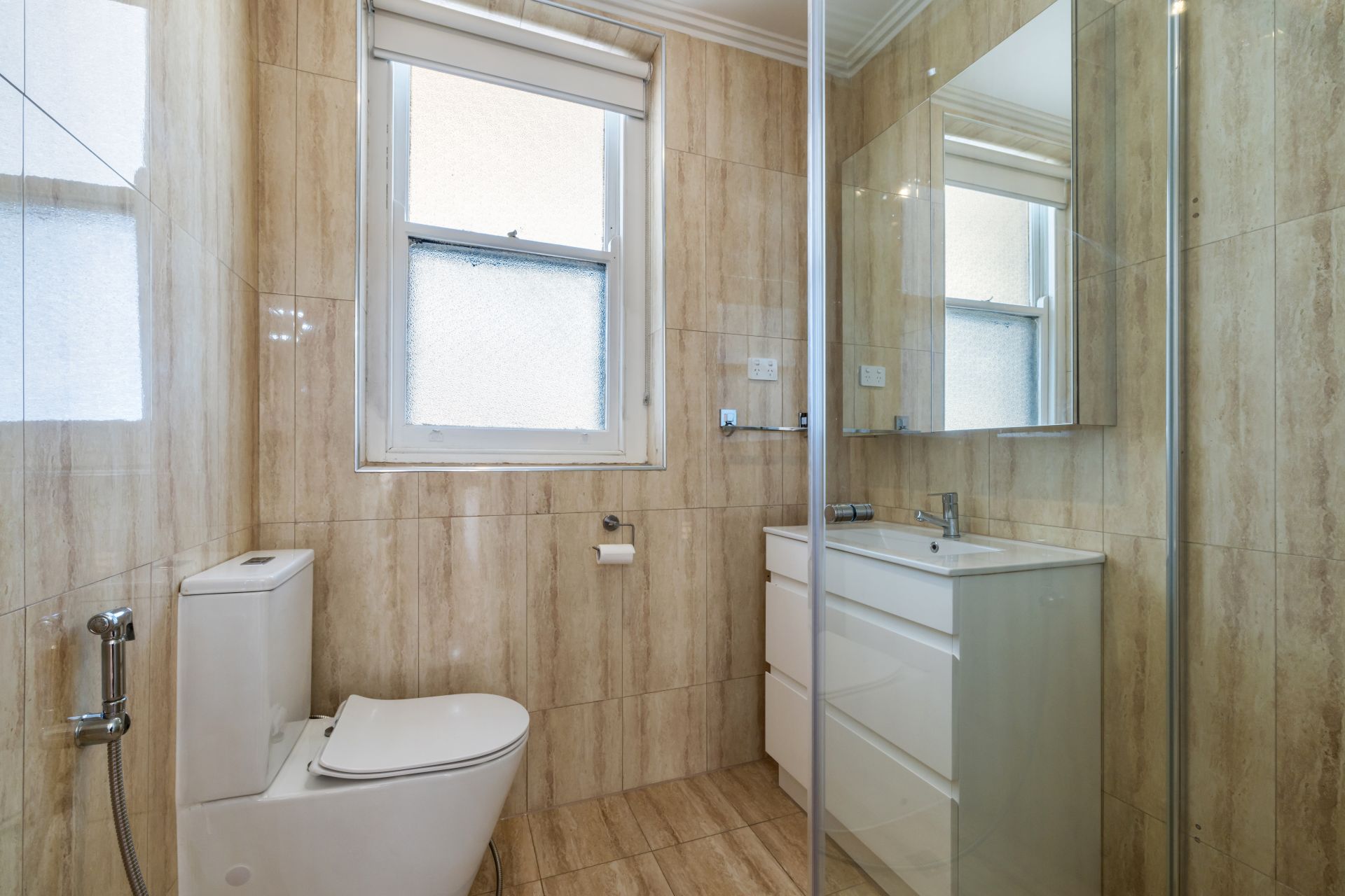 Large apartment in Ideal Locale - ENTRY VIA RUSSELL STREET (COBURG LEISURE CENTRE)