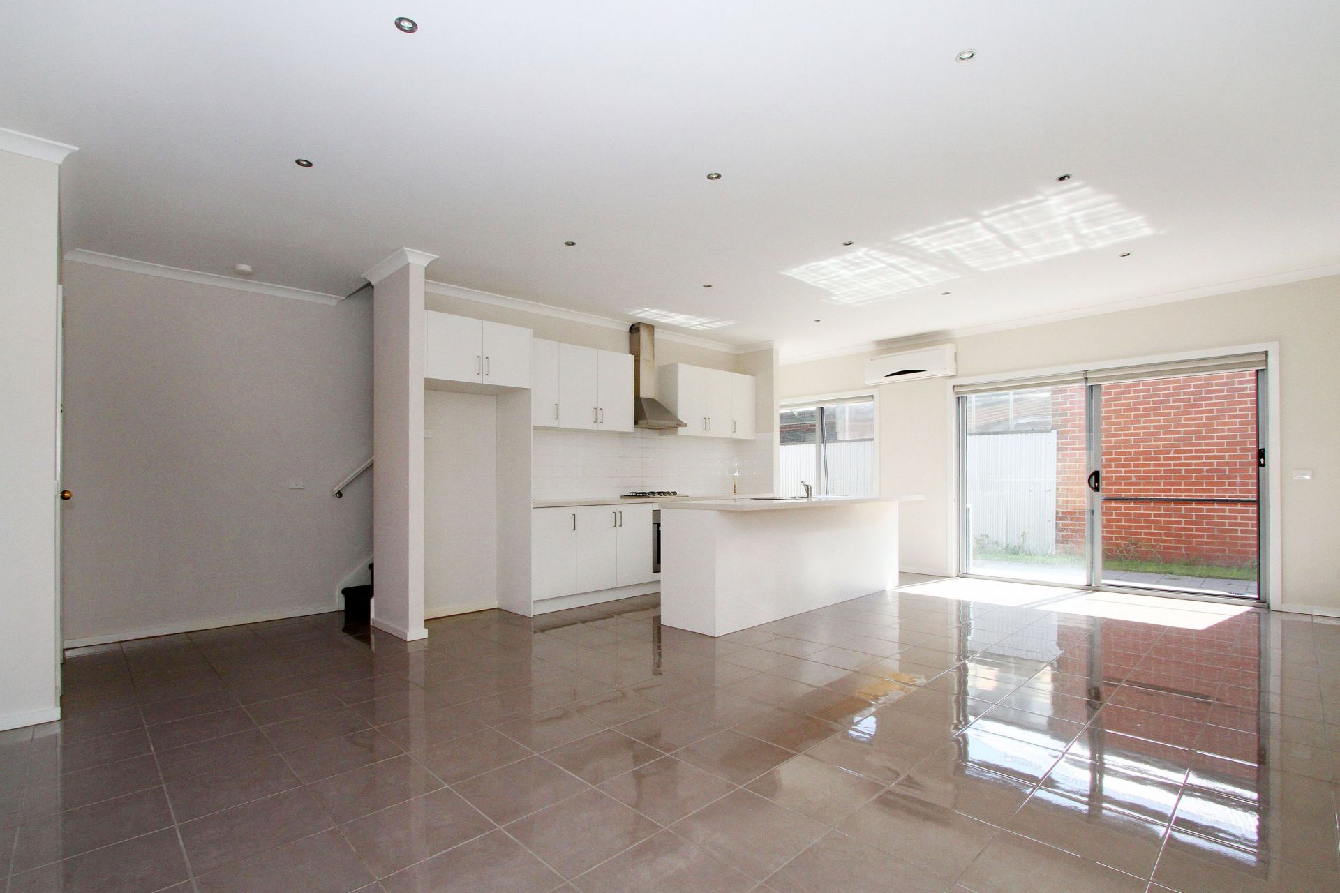SUPERB TOWNHOUSE CLOSE TO TRANSPORT