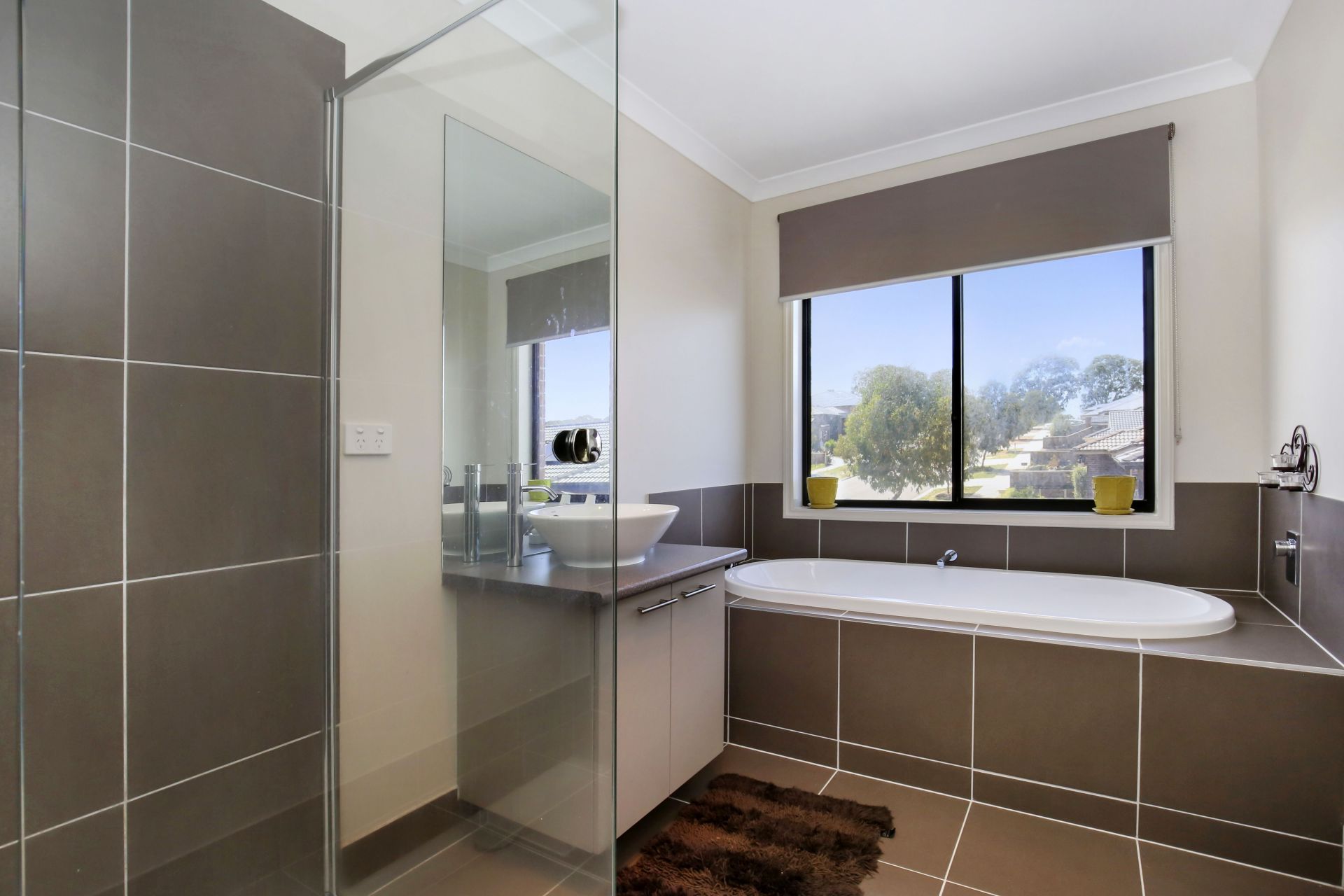 LUXURY LIVING !!!  ***GARDENER INCLUDED***