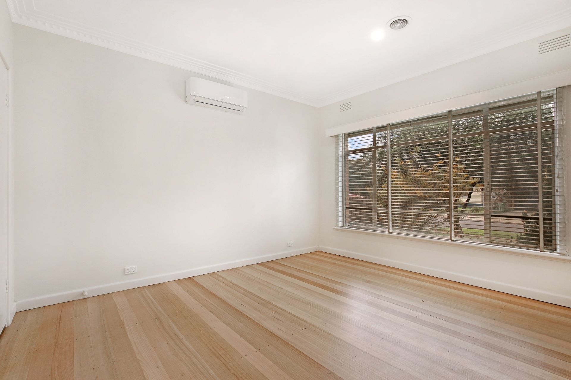 UNDER OFFER!!!!