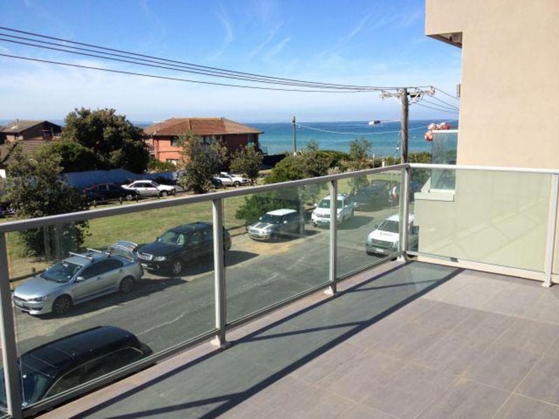 LARGE APARTMENT ONLY METRES TO THE BEACH