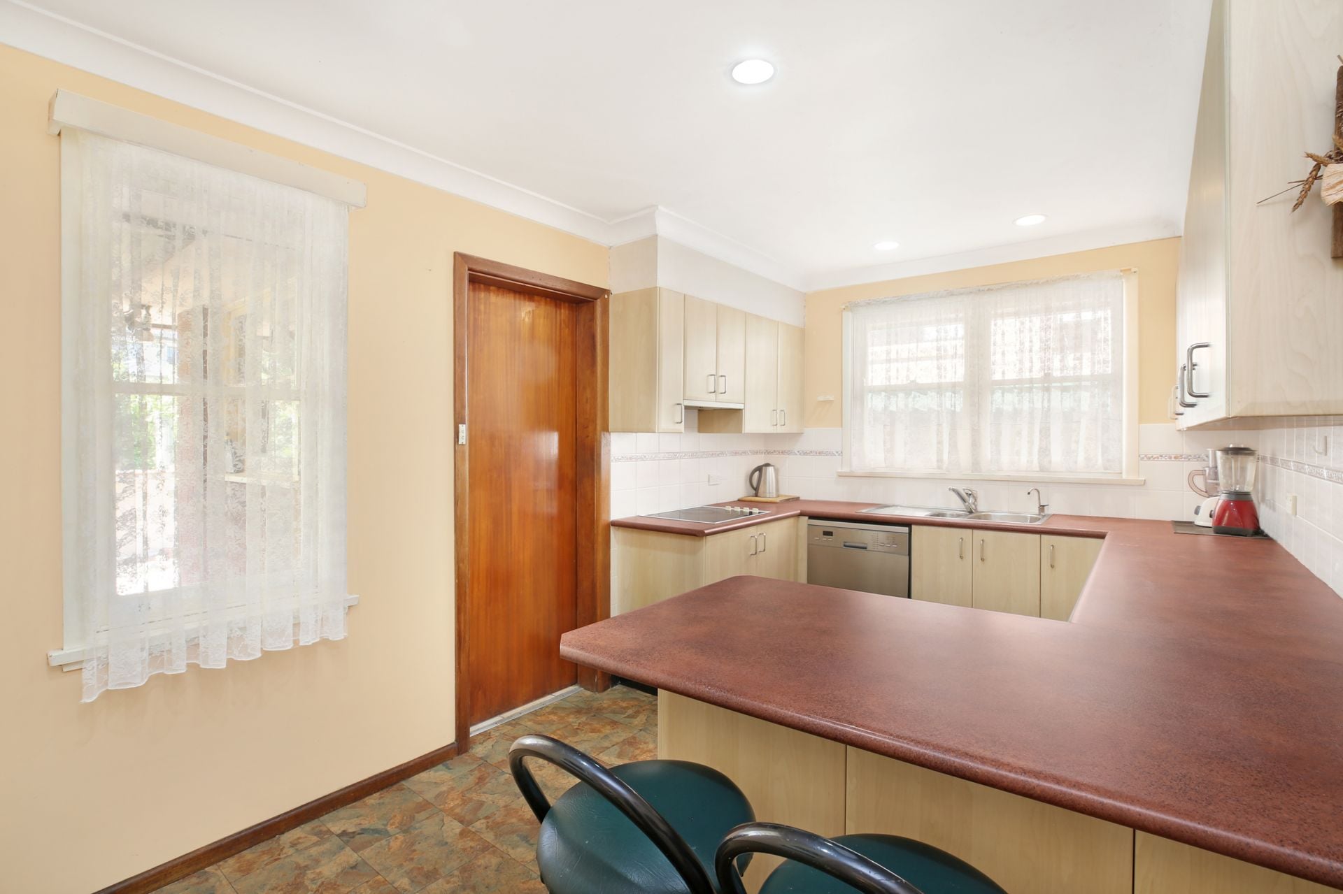 8 Ballanda Avenue, Lugarno, Lugarno - Thumbnail 5