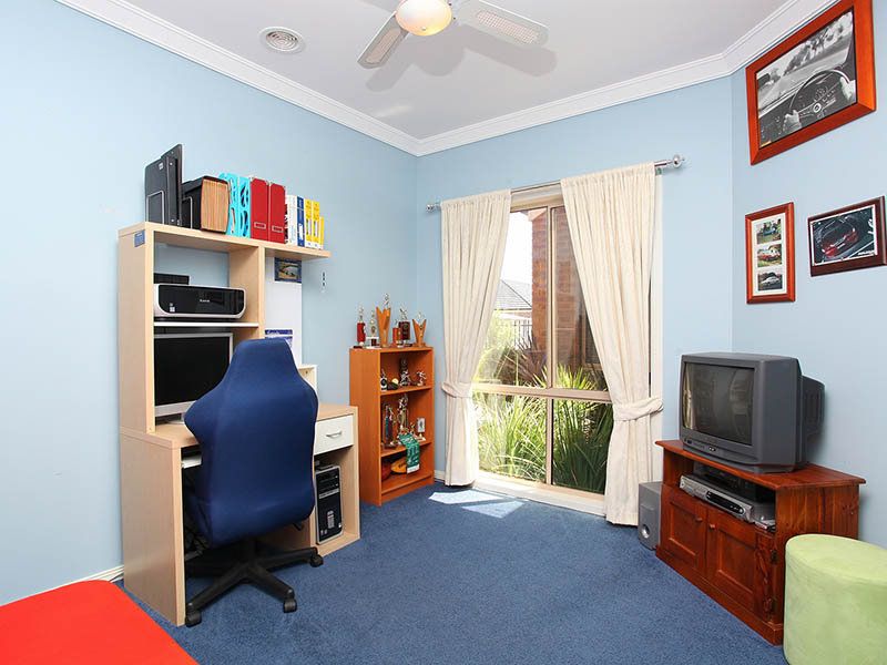 10 Edgbaston Parade, Caroline Springs - Thumbnail 5