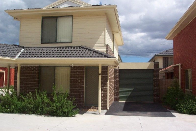MODERN TOWNHOUSE AT THE RIGHT PRICE !!!