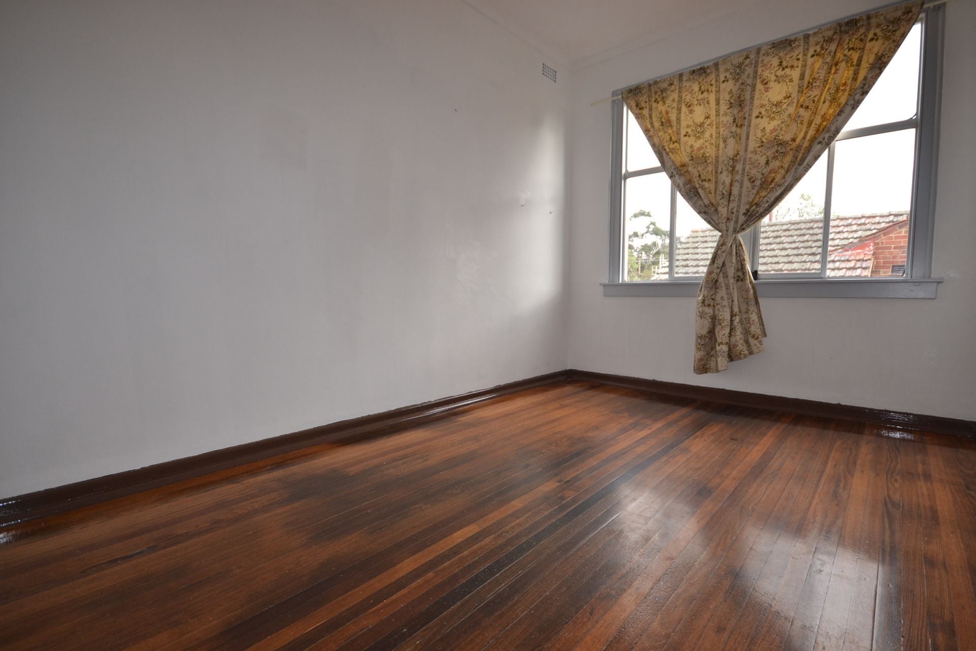 LARGE HOME IN A GREAT LOCATION