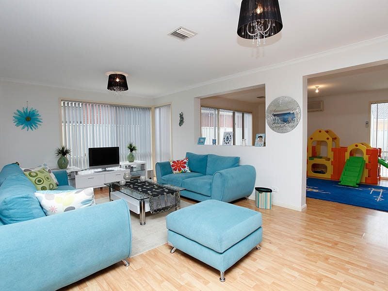 42 Wyperfeld Circuit, Caroline Springs - Thumbnail 5