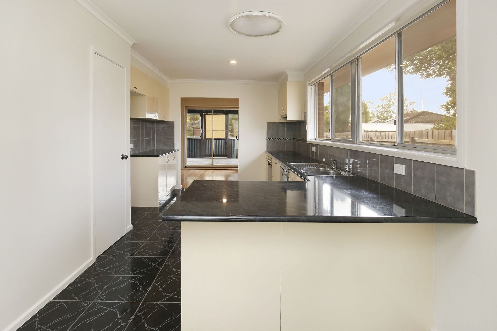 CENTRAL LOCATION IN IMPECCABLE CONDITION!