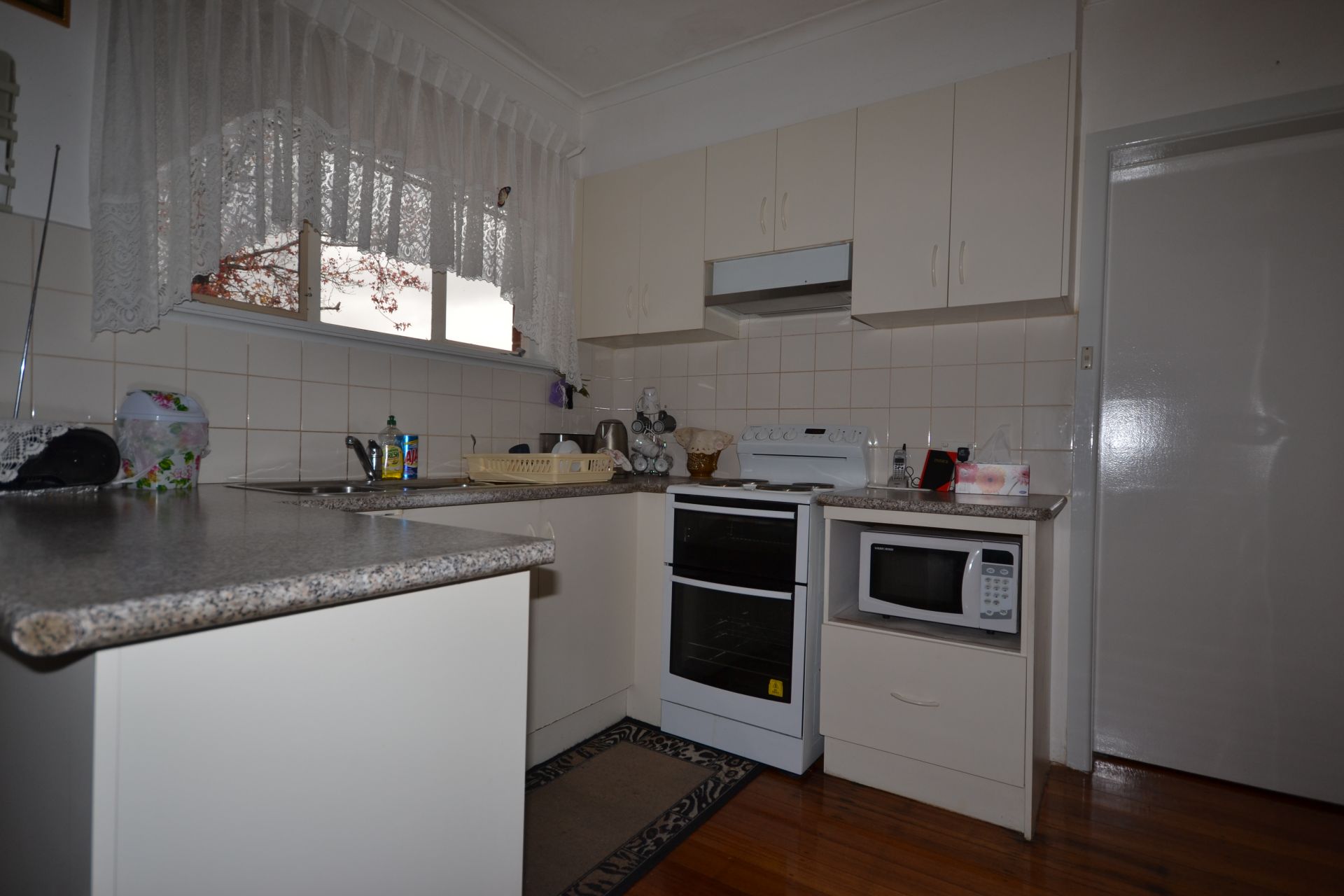 CLEAN AND TIDY 3 BEDROOM HOUSE