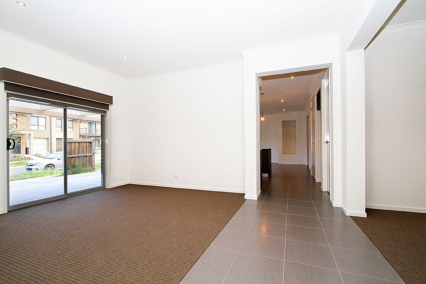 LOCATION & LIVING SPACE APLENTY!
