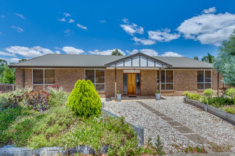 11 Carey Crescent, Bacchus Marsh - Thumbnail 2