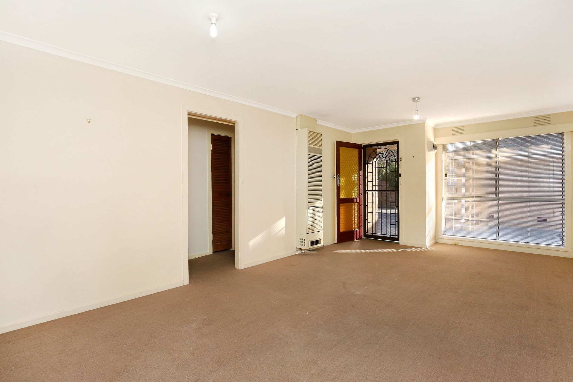 LARGE VILLA UNIT WITH GARAGE & COURTYARD!!!