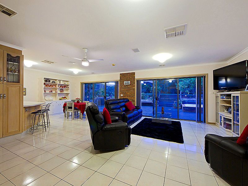 13 Larwood Close, Avondale Heights - Thumbnail 4