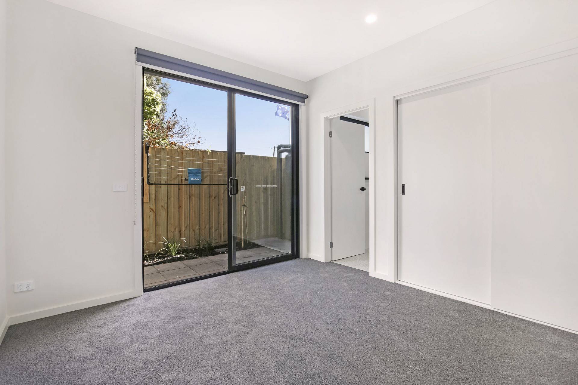A Stunning Luxury townhouse in one of the Melbourne's prime locations! Ready for Lease !