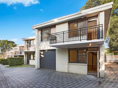 Semi detached townhouse in prime waterside address