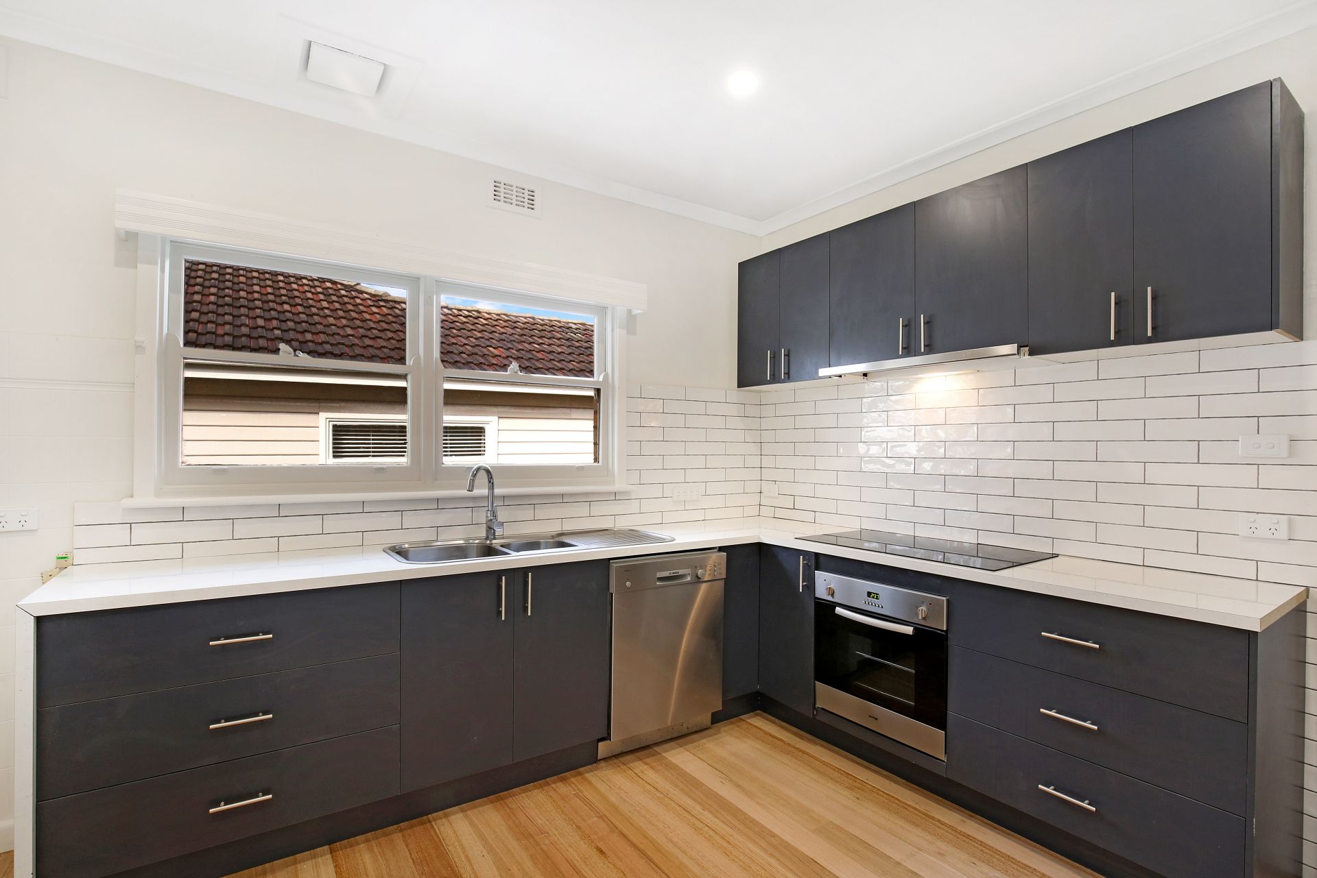 UNDER OFFER!!!!