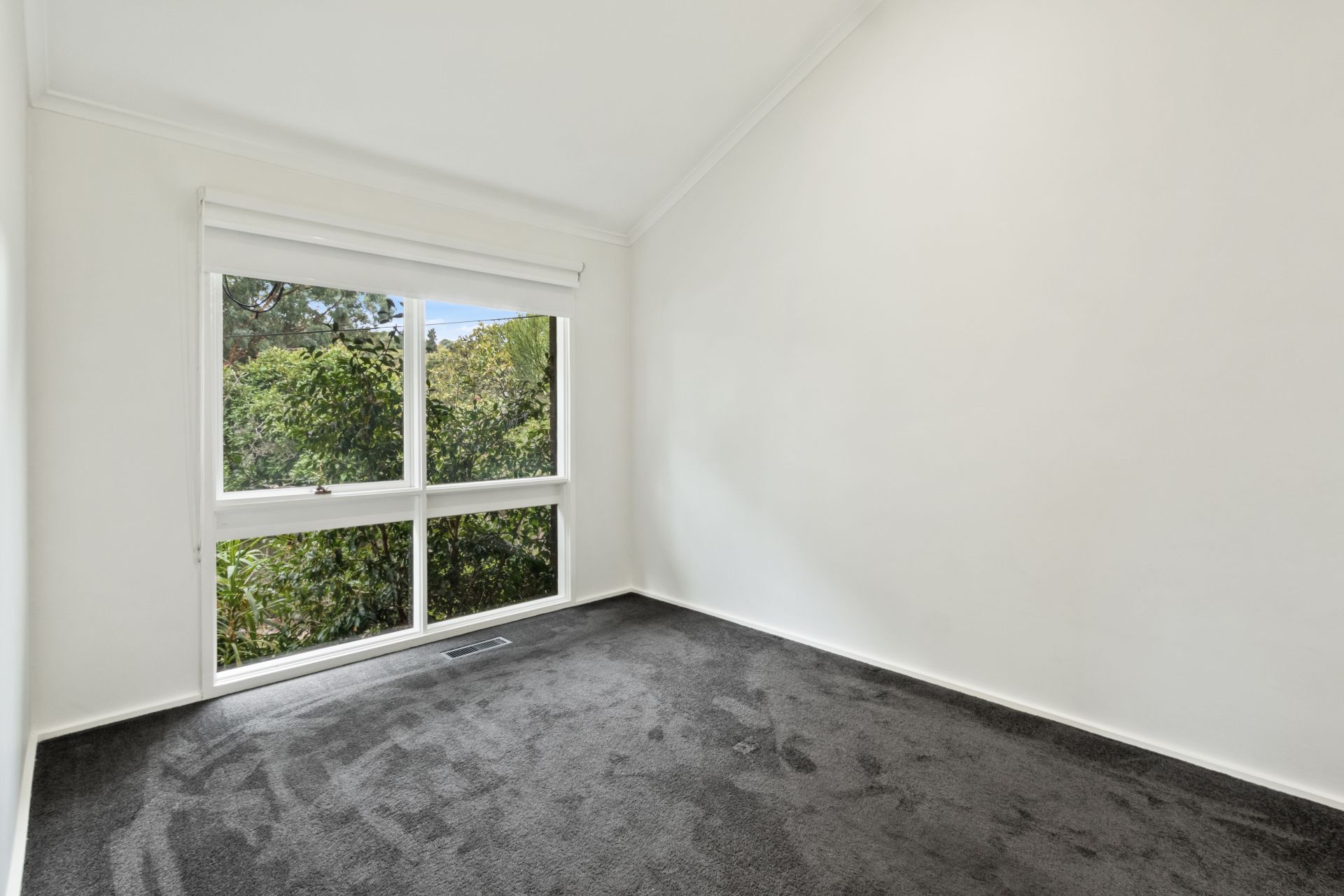 Stunning Renovated 3-Bedroom House with Bungalow in Montmorency