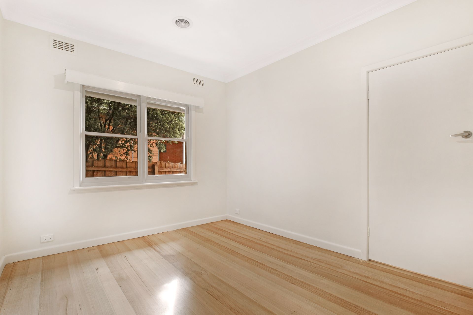 UNDER OFFER!!!!