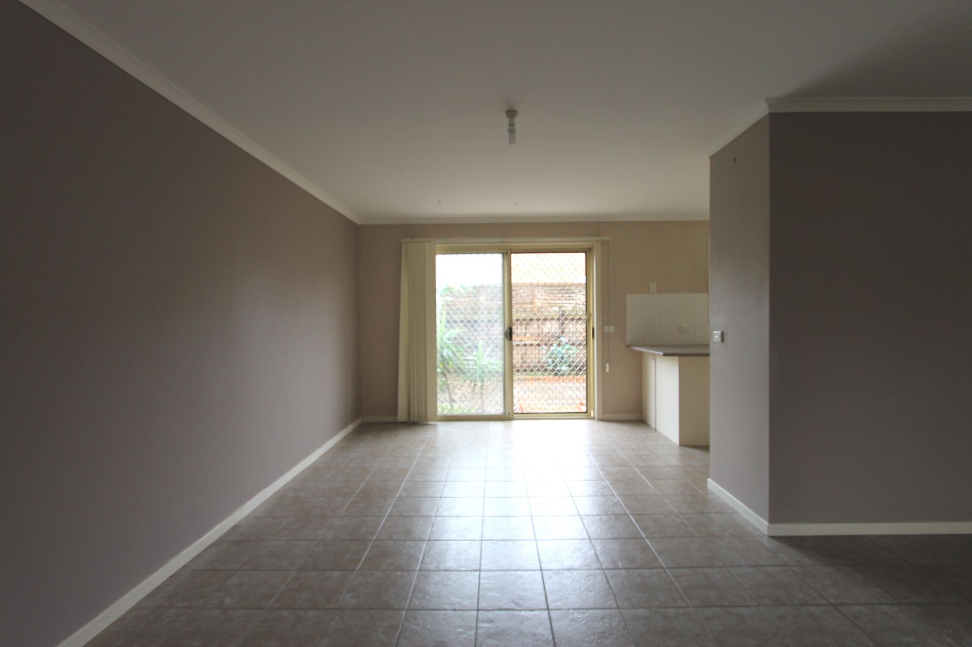 MODERN FRESHLY PAINTED TOWNHOUSE AT THE RIGHT PRICE !!!