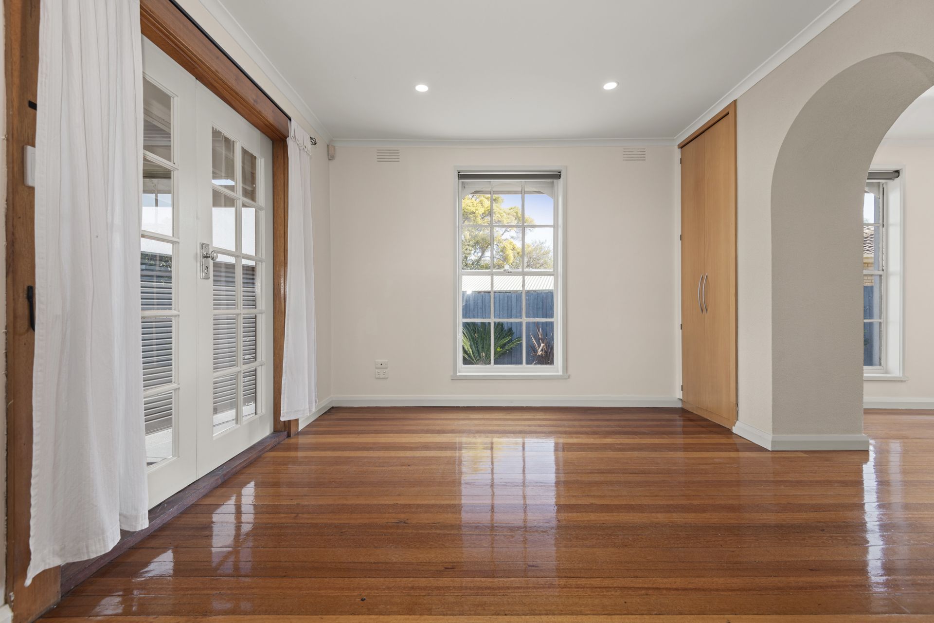 MODERN APPEAL - GREAT LOCATION