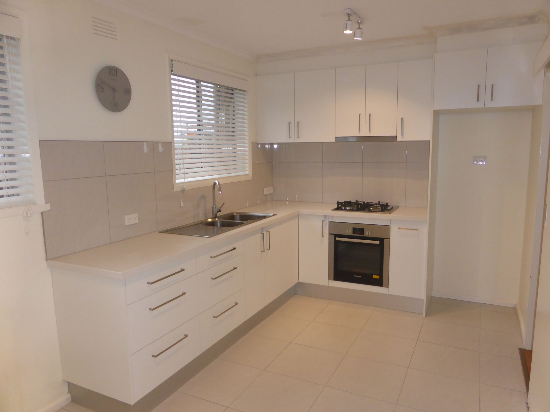 Refurbished Two Bedroom Apartment In Convenient Location