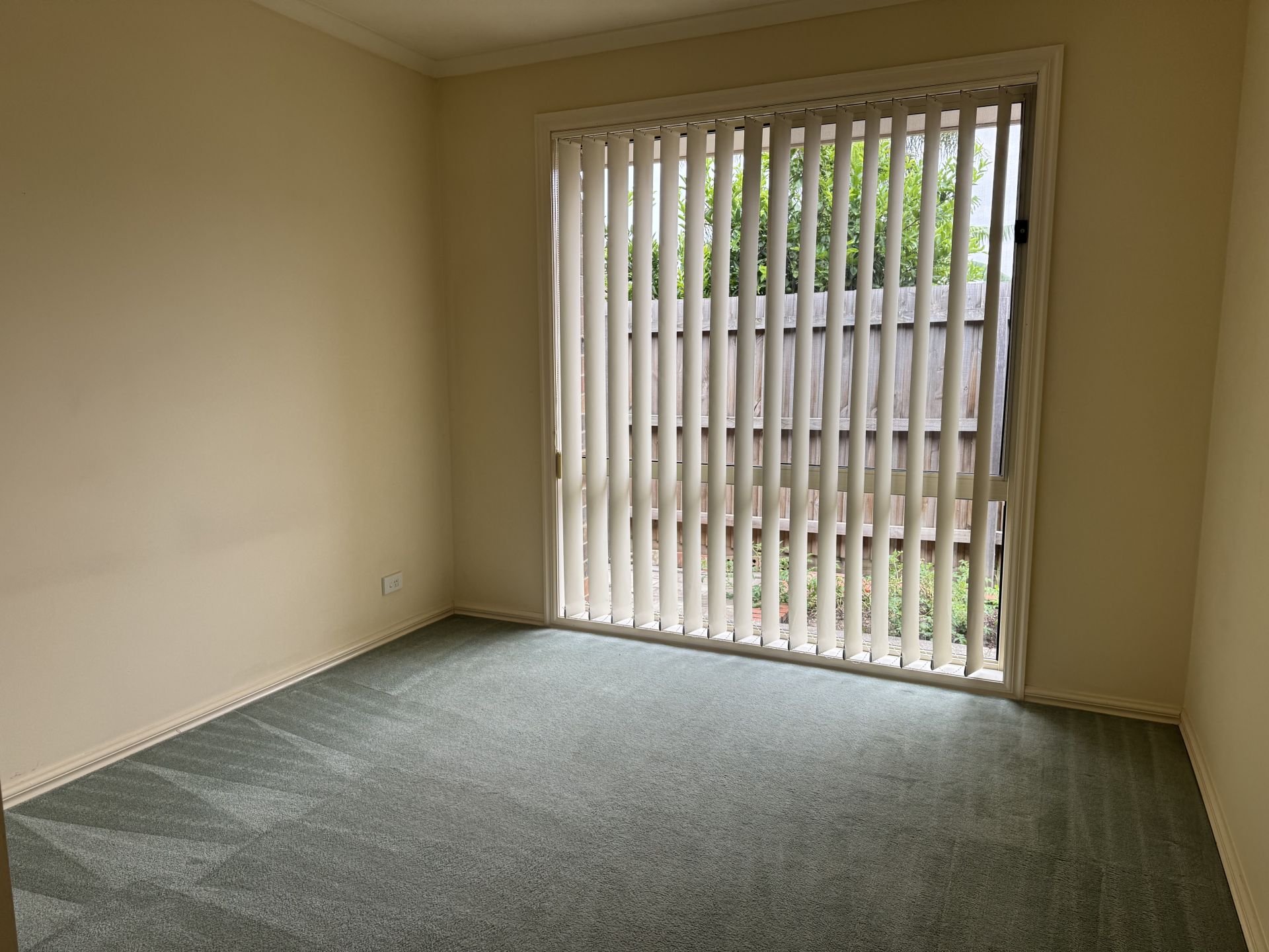 IDEALLY LOCATED CLOSE TO SHOPS & TRANSPORT!