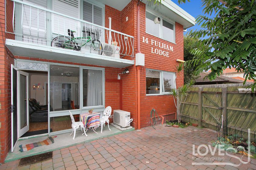 Freshly Painted Ground Floor Apartment Set In A Tranquil Surrounding!