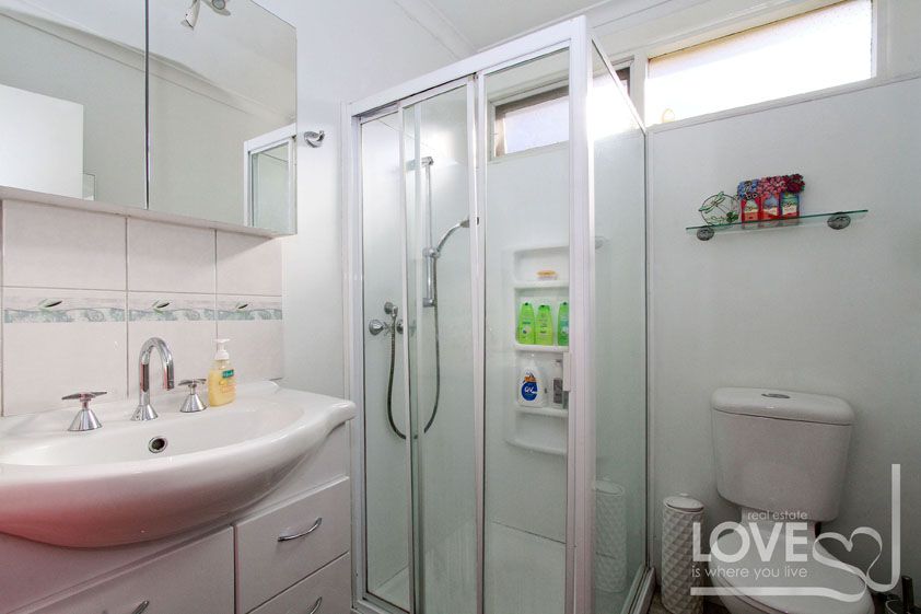 SPOTLESS FAMILY HOME IN GREAT LOCATION & BIG BACKYARD FOR THE KIDS!