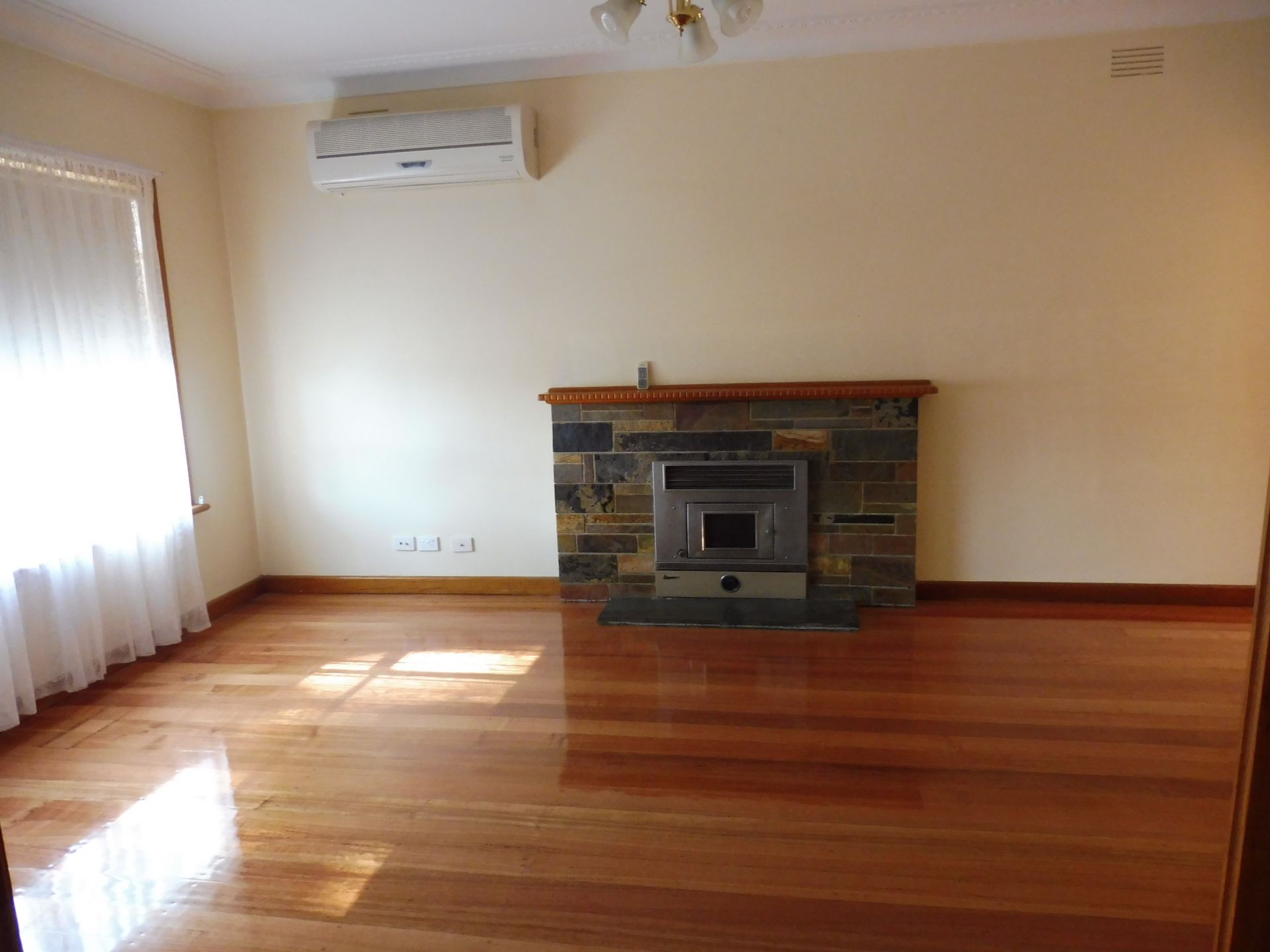 NESTLES CENTRALLY IN THOMASTOWN!