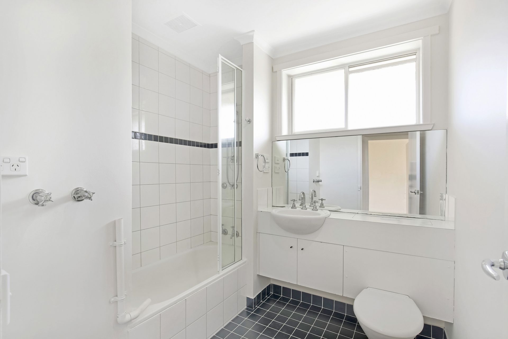 Light, Spacious & Modern Two Bedroom Apartment In A Great Location