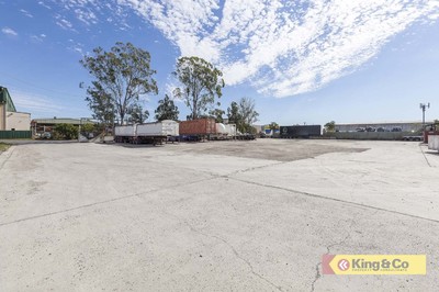 1,000m2 OF YARD AVAILABLE!!!