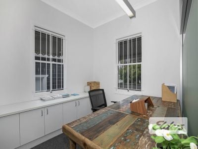HIGH GRADE REFURBISHED OFFICE WITH 6 CAR PARKS!