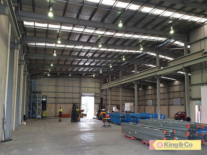 900M2 WITH CRANES AND YARD