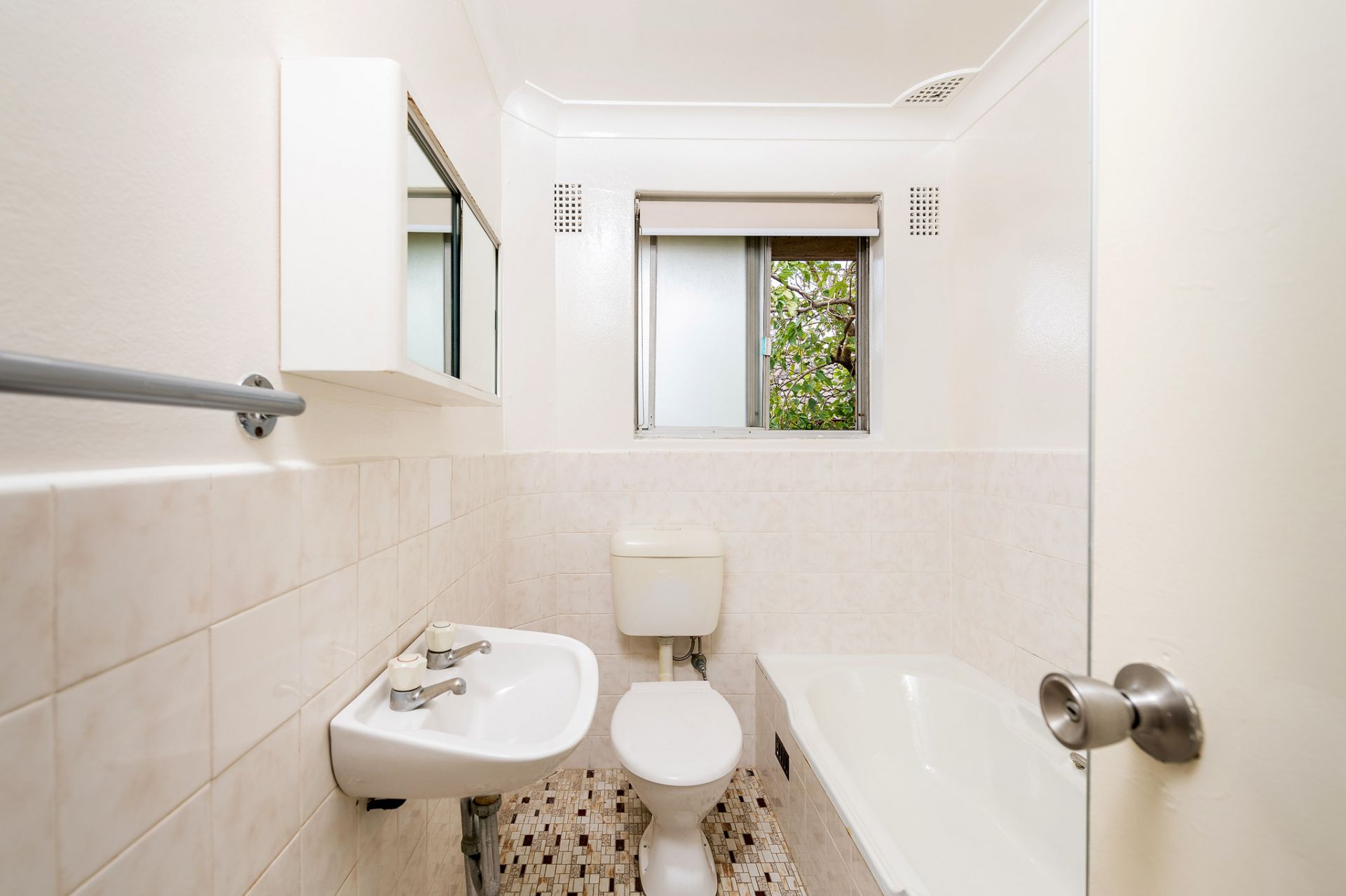 Bright Top Floor Apartment with Balcony & Garage