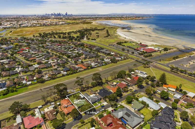 16 Cambridge, Seaholme - Thumbnail 2
