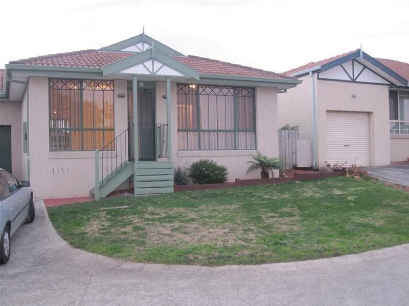 FRESHLY PAINTED UNIT IN AN IDEAL LOCATION!