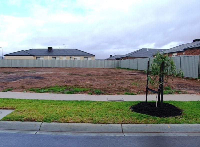 24 Stonehill Drive, BACCHUS MARSH, Bacchus Marsh - Thumbnail 2
