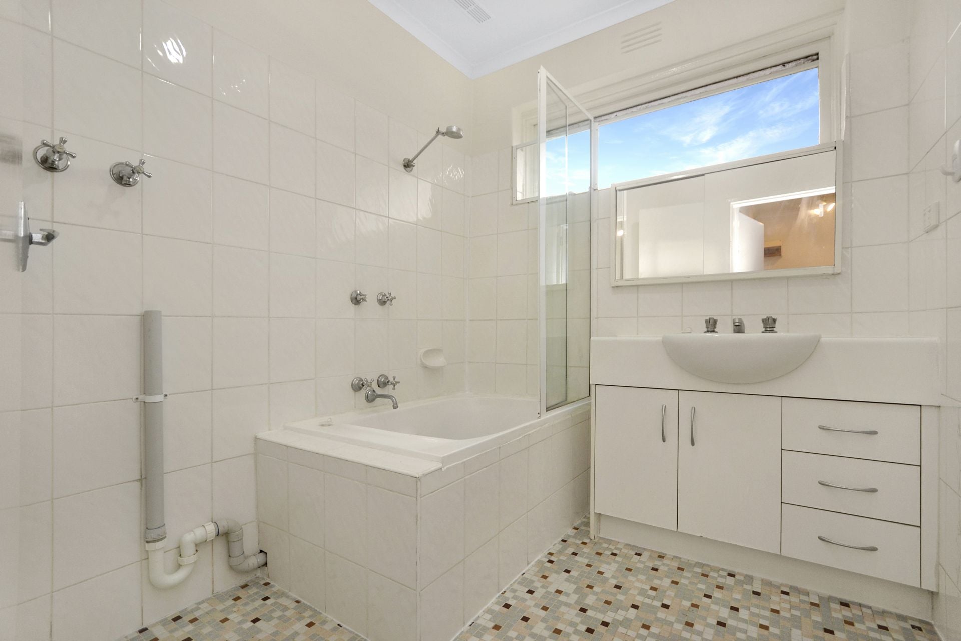 Spacious Refurbished Two Bedroom Apartment With Balcony