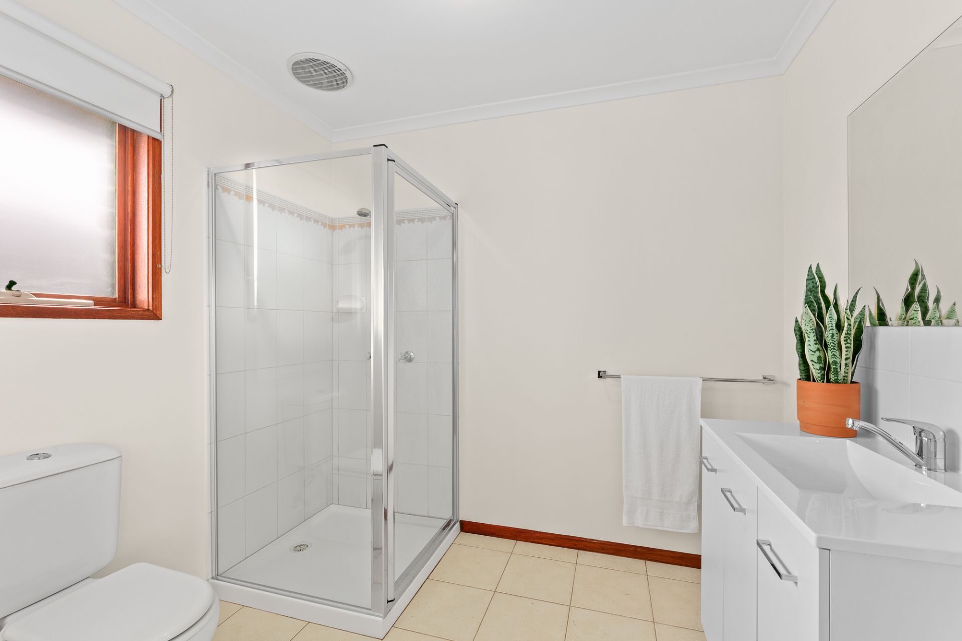 AN IMMACULATE 4 BEDDER