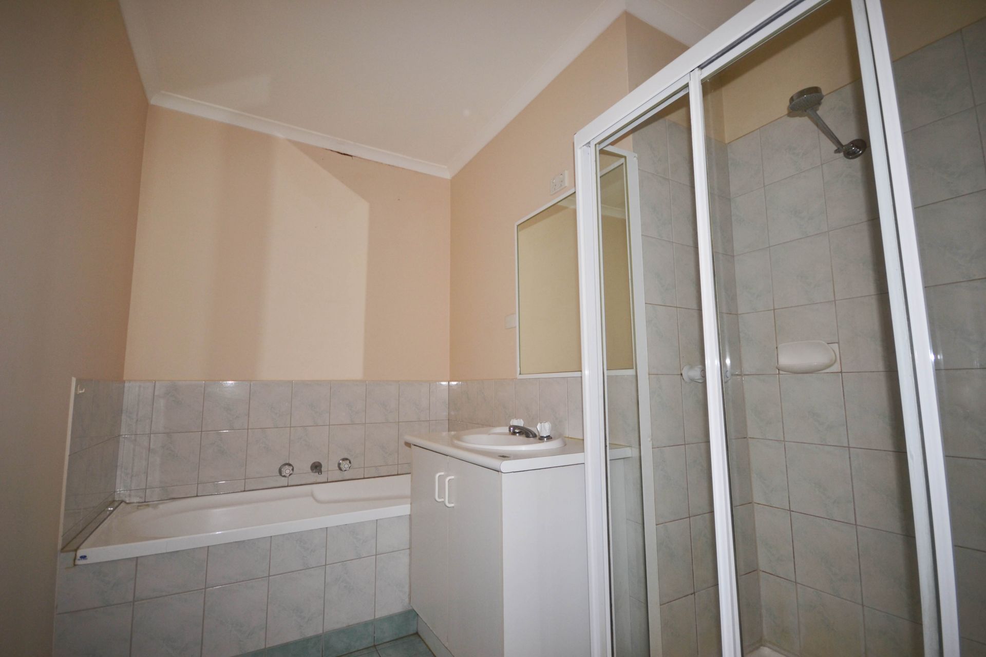 WITHIN WALKING DISTANCE TO SHOPS, TRAIN & BUS