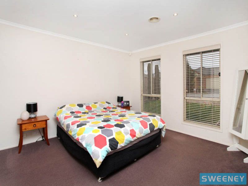 11 Holcolme Street, Caroline Springs - Thumbnail 7