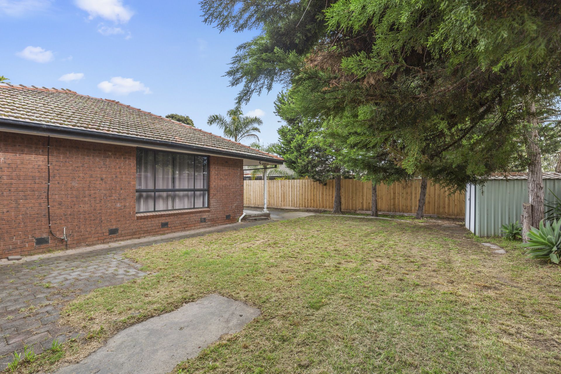 FRESHLY RENOVATED FAMILY HOME IN PERFECTLY LOCATED!