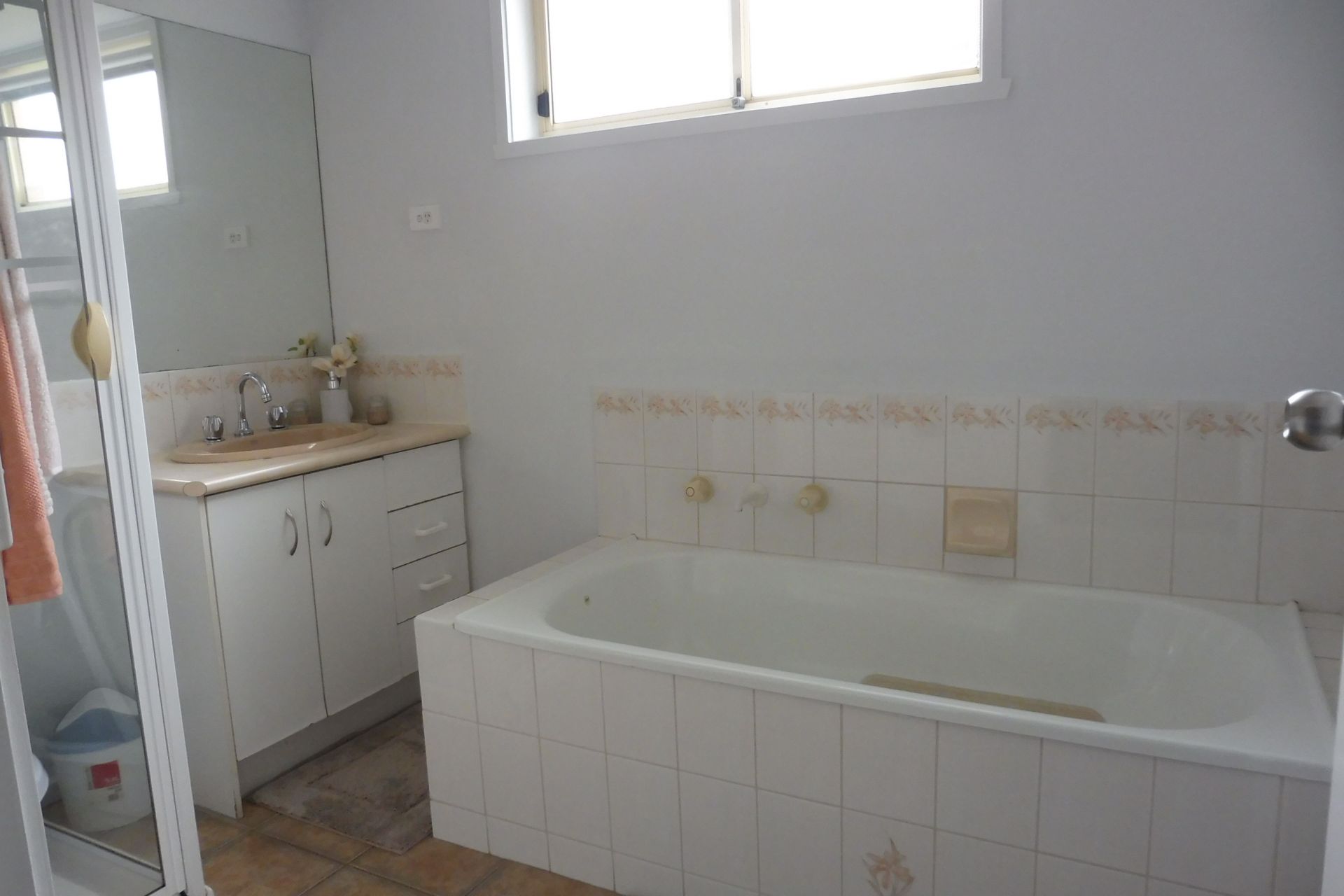 CLOSE TO LALOR SHOPS