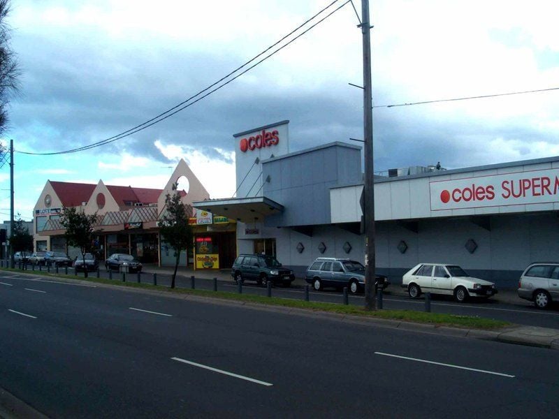 MINUTES TO SHOPS AND TRANSPORT