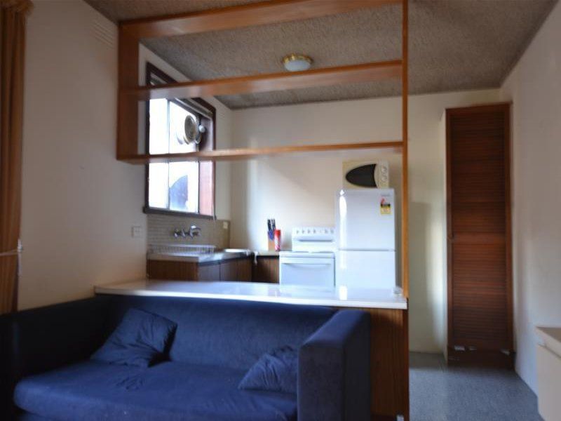 SECOND FLOOR BRUNSWICK APARTMENT