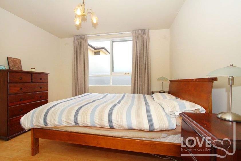 Freshly Painted Ground Floor Apartment Set In A Tranquil Surrounding!